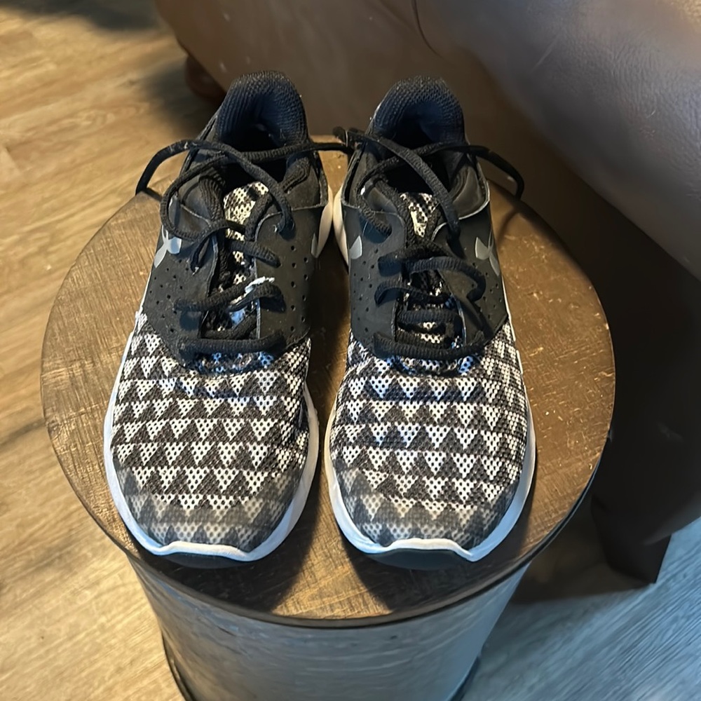 Size 4 in boys, size 6 in women’s under armor shoes